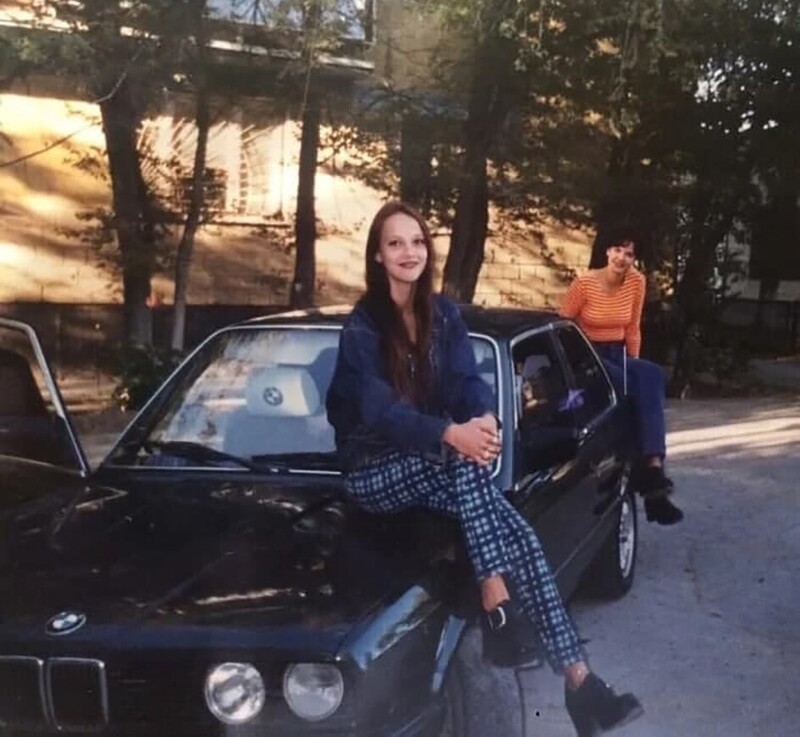 Мама с дочкой позируют возле купленного автомобиля «BMW», 1990-е годы