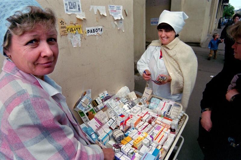 Две женщины продают лекарства на центральной улице Москвы, 1996 год