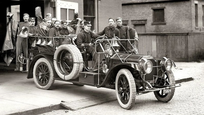 Первые пожарные машины, которые выезжали на пожар больше 100 лет назад