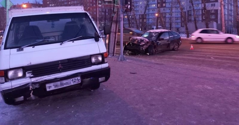 Авария дня. В Красноярске неадекватный водитель протащил по улице грузовик и травмировал пешеходов