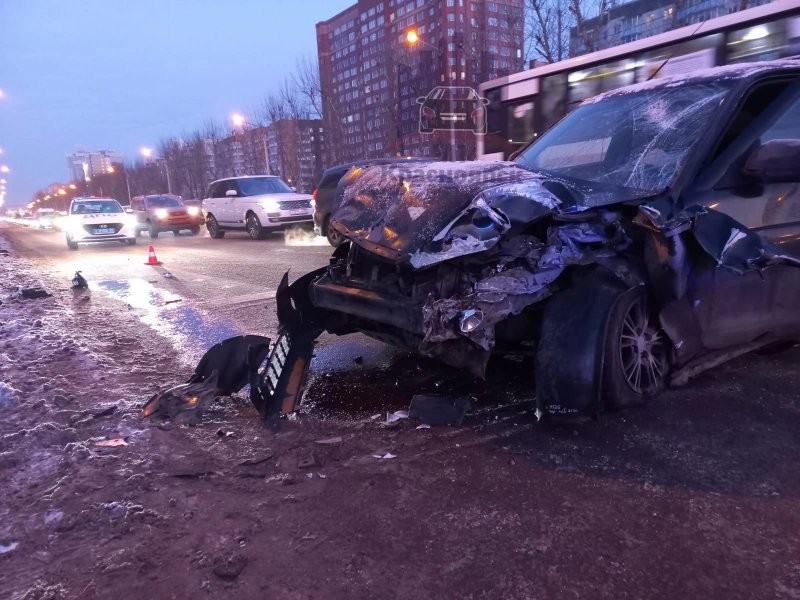 Авария дня. В Красноярске неадекватный водитель протащил по улице грузовик и травмировал пешеходов