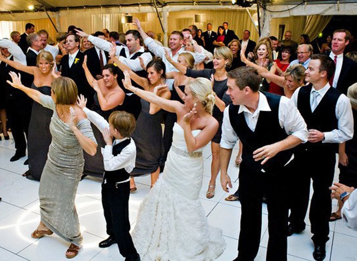 Веселая танцевальная для гостей. Свадебный танец. Танцуют на свадьбе. Свадьба танцы гостей. Флэшмоб на свадьбе.