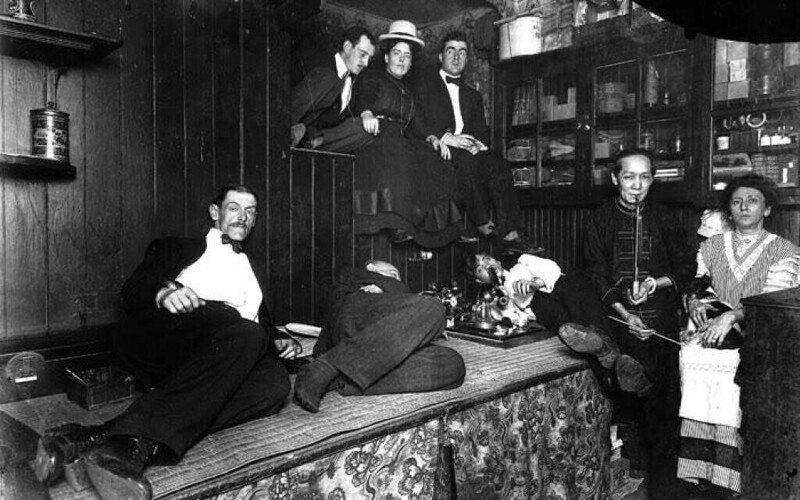Американцы, курящие опиум в китайском наркопритоне. Нью-Йорк 1925 год