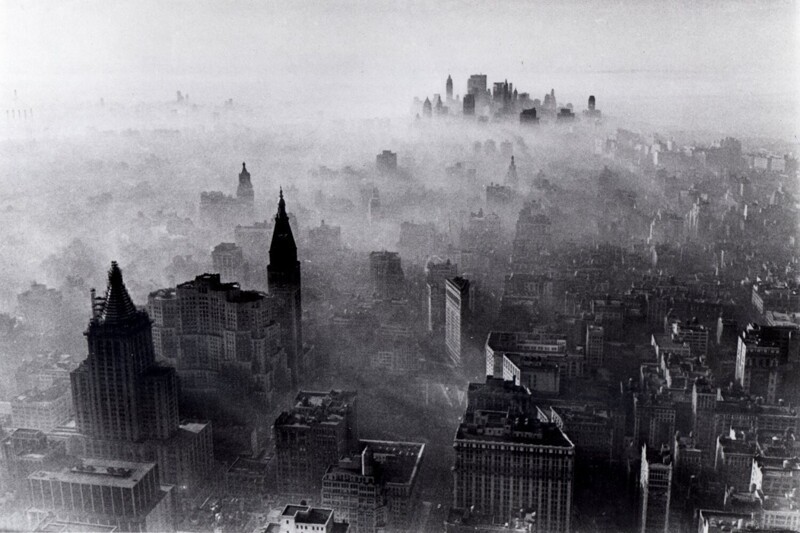 Смог над Нью-Йорком. До создания Агентства по охране окружающей среды США (EPA) Нью-Йорк был одним из самых загрязненных городов Америки, США, 1966 год