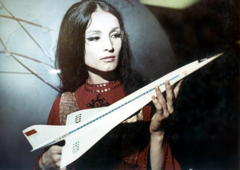 София Ротару с моделью самолета Ту–144, 1975 год, СССР