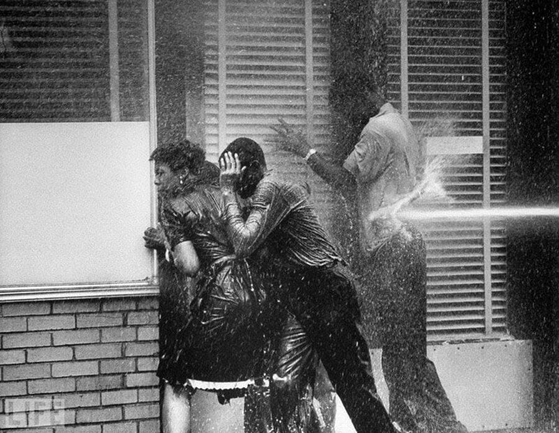 Разгон мирного митинга против сегрегации в Берменгеме (штат Алабама) с помощью пожарных брандспойтов. 1963 год