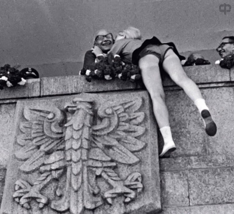Первый секретарь ЦК Польской объединённой рабочей партии Владислав Гомулка получает спонтанный поцелуй от поклонницы, 1966 год