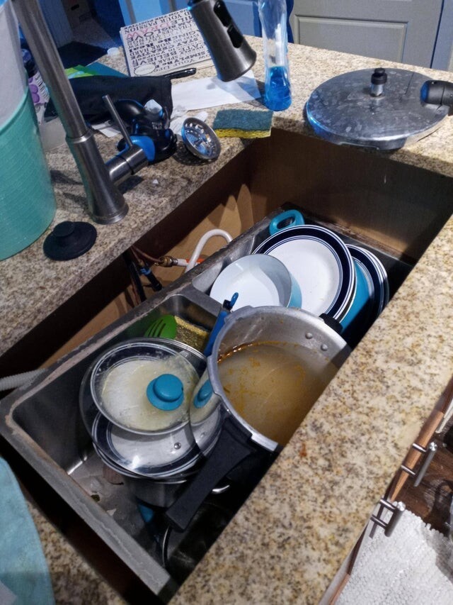 Невозможно бесконечно складывать в раковину грязную посуду