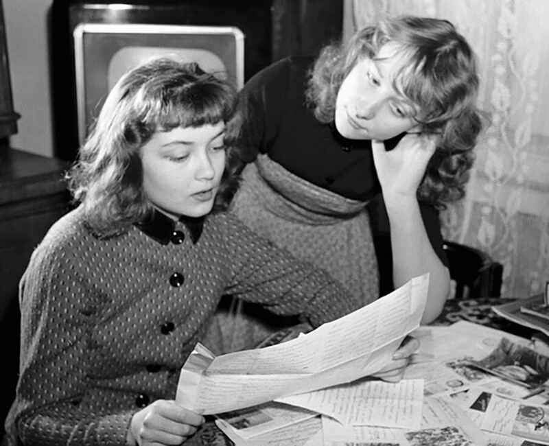  Киноактриса Жанна Болотова (слева) и ее подруга Т. Кандыбина разбирают письма, присланные Жанне кинозрителями. 1958 год