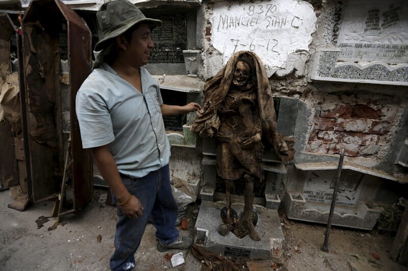 "Работа мечты": в чем заключается труд гватемальских чистильщиков могил