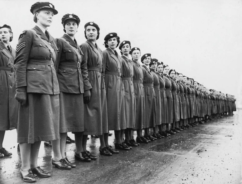 26. Военнослужащие Женских вспомогательных ВВС выстраиваются в очередь для проверки в своей штаб-квартире в Лондоне, Англия