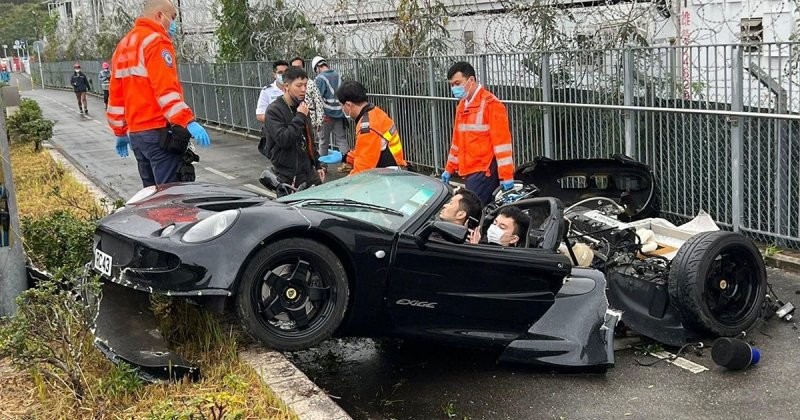 Водитель и пассажир чудом избежали смерти, когда спортивный Lotus влетел в фонарный столб
