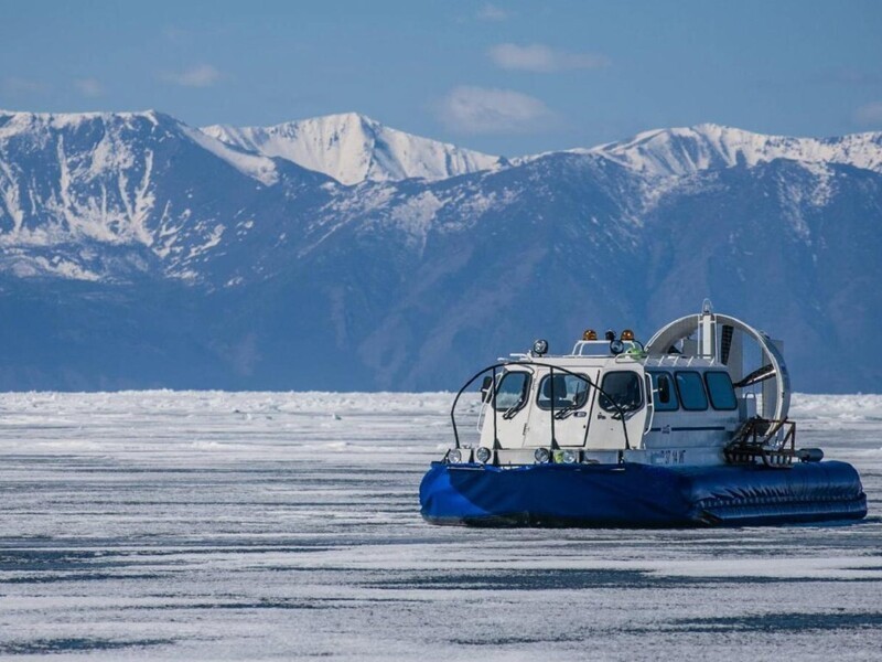 Туры по льду Байкала пользуются ажиотажным спросом