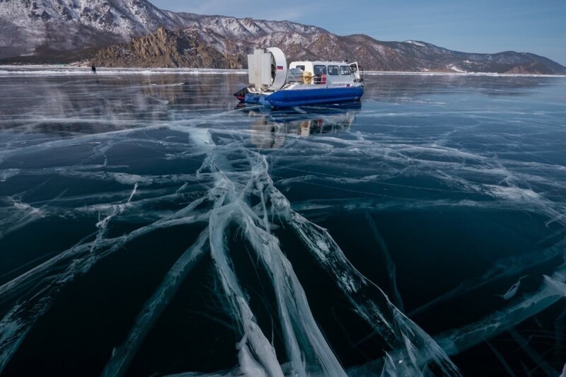 Туры по льду Байкала пользуются ажиотажным спросом