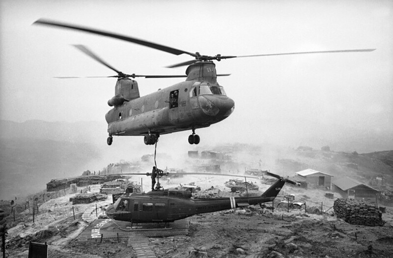 Вертолёт CH-47 Chinook эвакуирует неисправный UH-1 на ремонтную базу, Вьетнам, 1969 год