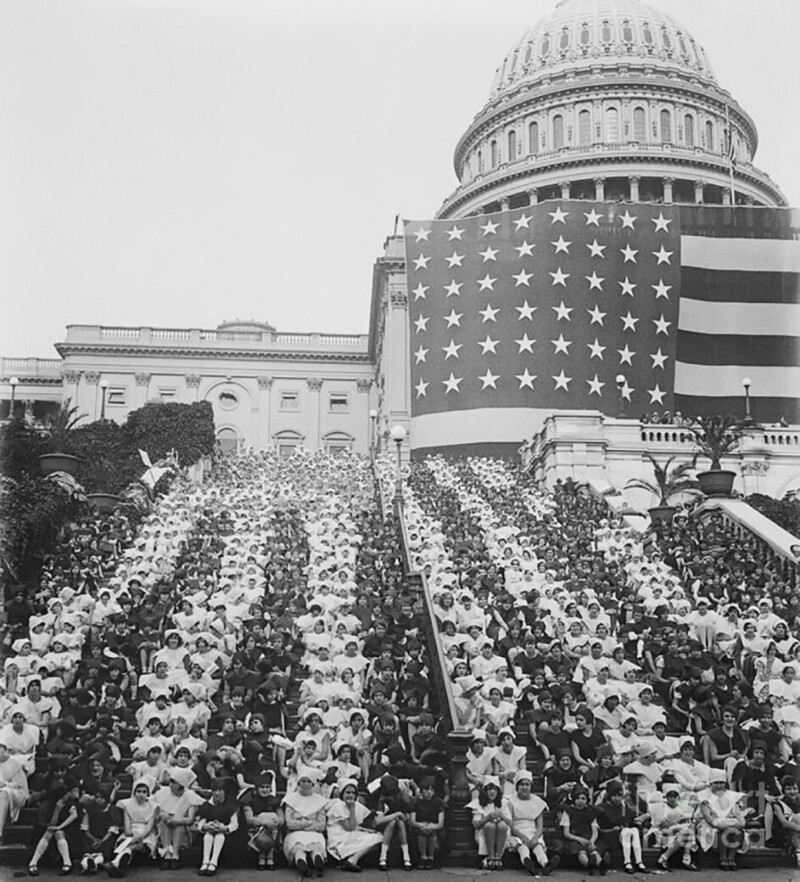 Женщины и дети инсталлируют американский флаг на ступенях Капитолия США, 1929 год