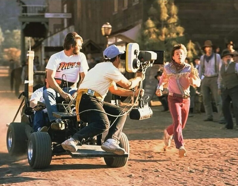 Майкл Джей Фокс за кадром фильма «Назад в будущее, часть 3», 1989 год