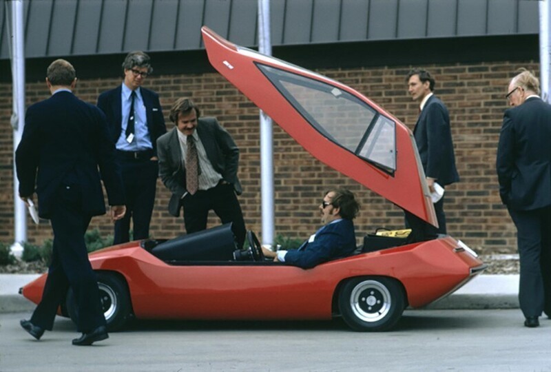 Мужчина хвастается своим электромобилем. 1973 год