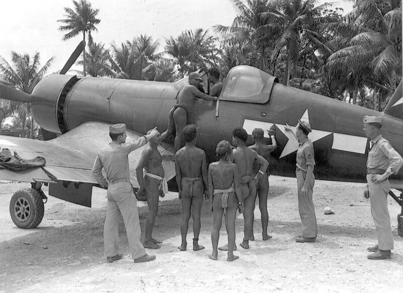Аборигены Тихого океана рассматривают палубный истребитель Chance Vought F4U Corsair ВВС США. 1945 год