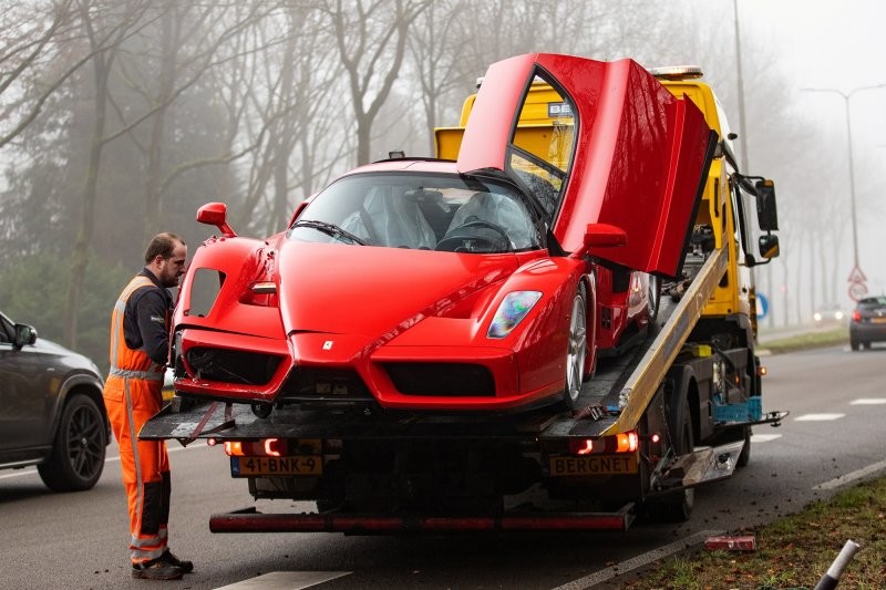 В Нидерландах механик разбил редчайший Ferrari Enzo, врезавшись в пень во время тест-драйва