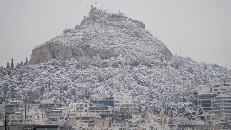 В Греции — «снежный выходной», в Турции — бунт из-за «пробки» в аэропорту Стамбула