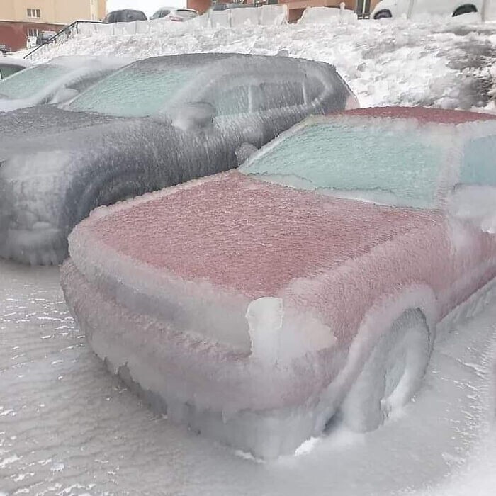 Машины после ледяного дождя во Владивостоке