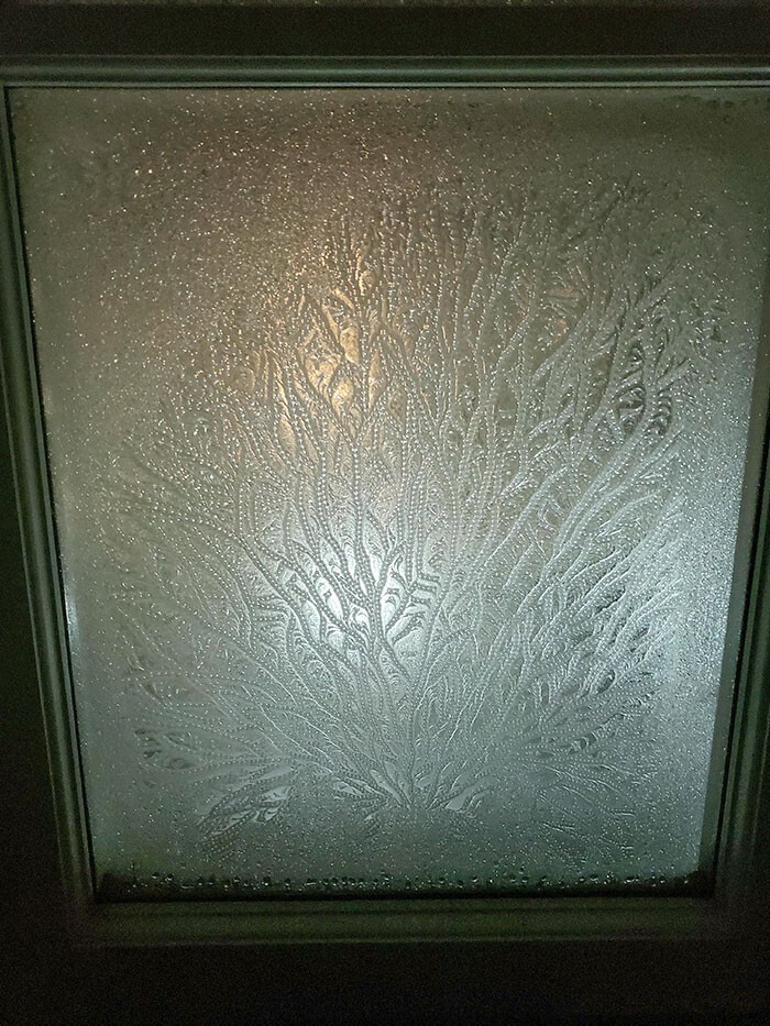 Необычный морозный узор на окне