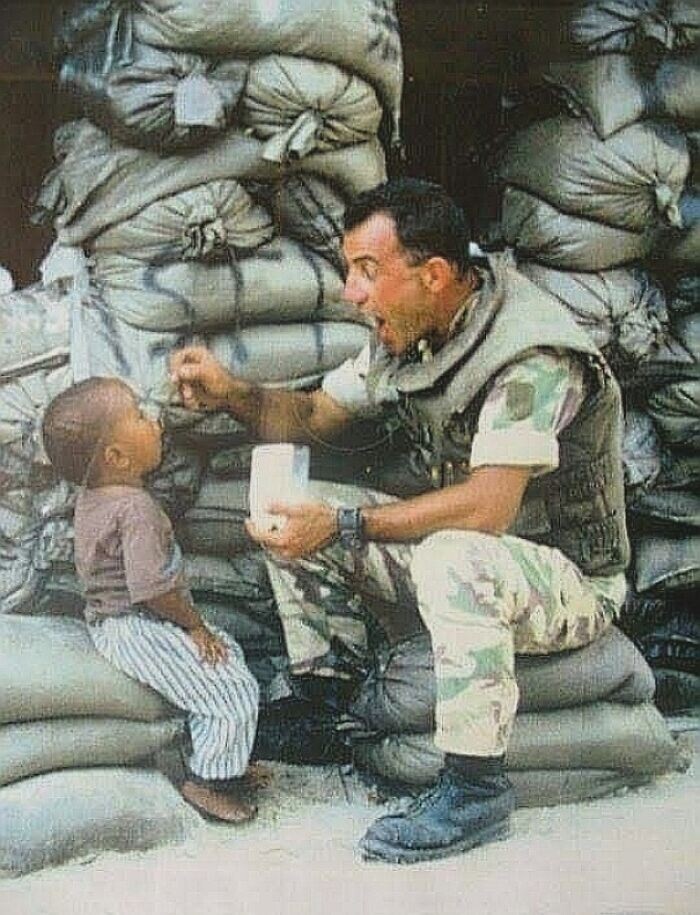 7. Могадишо (Сомали), 1993 год. Итальянский солдат кормит местного сироту