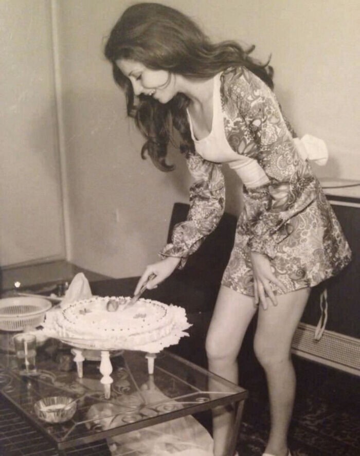 28. Женщина режет торт ко дню рождения в Иране, 1973 год, за 5 лет до исламской революции