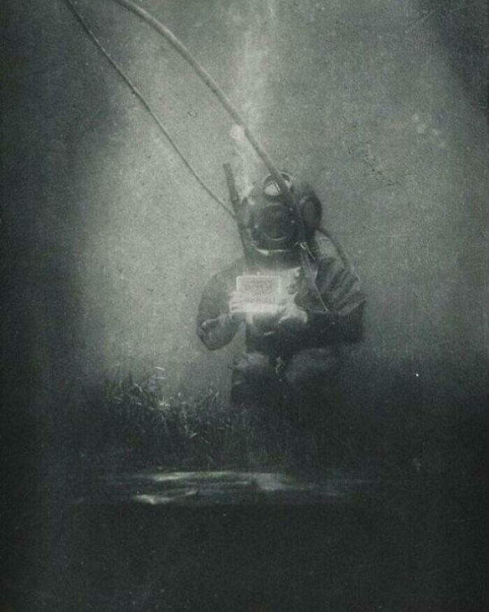 31. Фотография водолаза в 1899 году. Многие считают, что это первая фотография, сделанная под водой