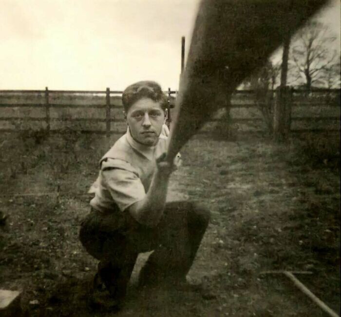 22. Мужчина делает селфи, используя деревянную палку для включения фотокамеры, 1957 год