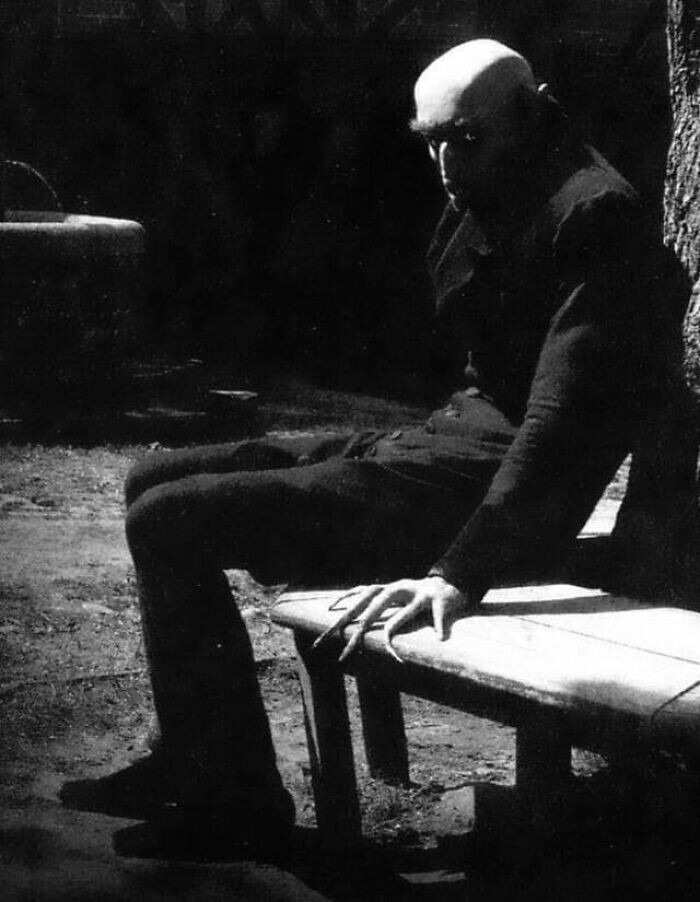 25. Макс Шрек отдыхает во время съемок "Носферату", 1922 год