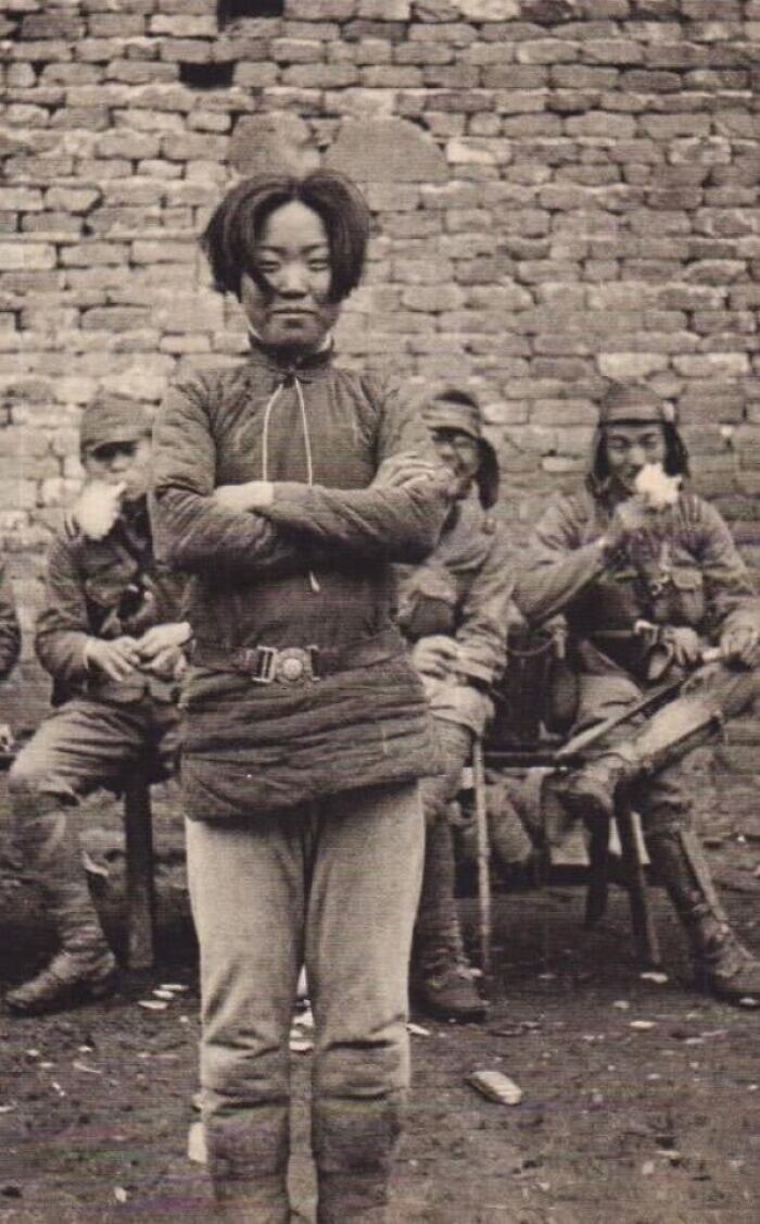 24. 24-летняя китайская партизанка Ченг Бэньхуа улыбается за мгновение до казни японцами, конец 1938 г.