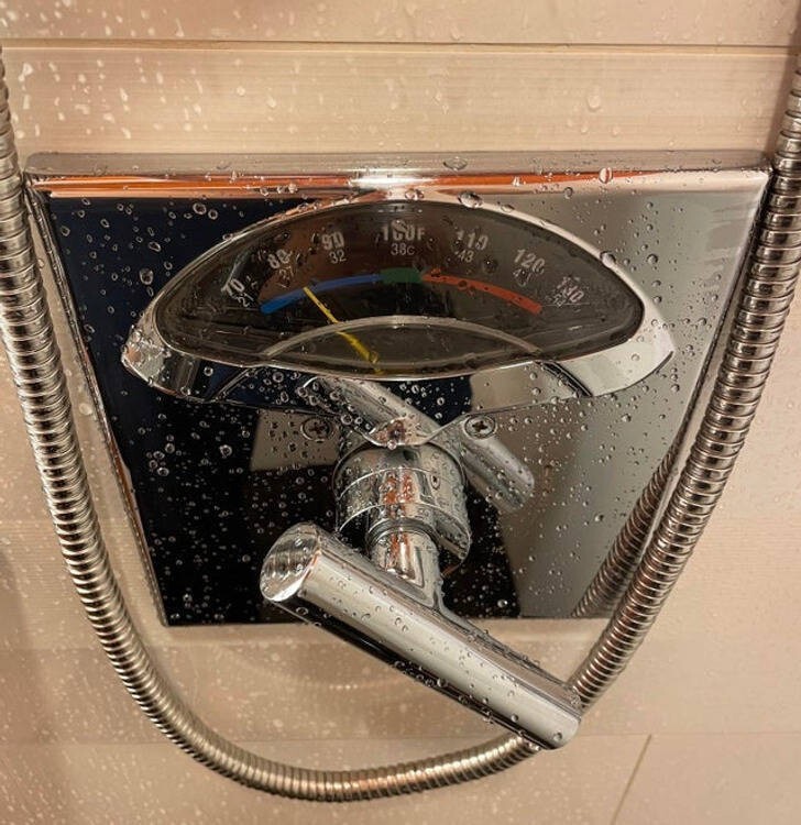 Термометр, вмонтированный в душ, поможет сразху выбрать желаемую температуру воды