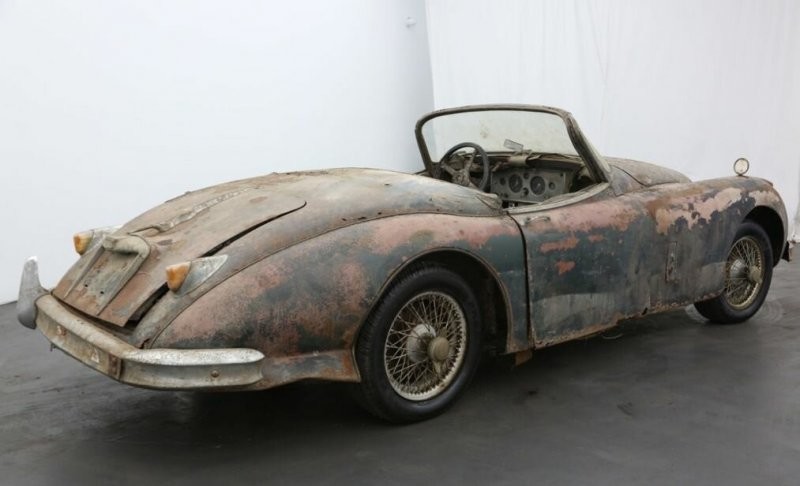 Новые владельцы дома нашли на участке редкий Jaguar 1950-х