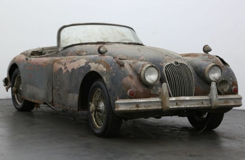 Новые владельцы дома нашли на участке редкий Jaguar 1950-х