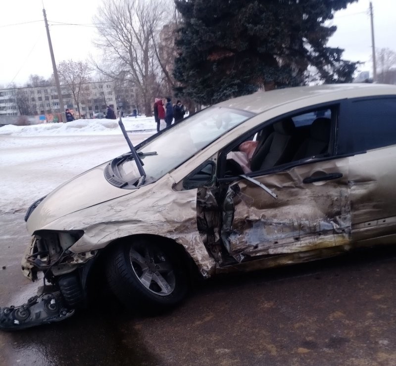 Авария дня. В Петербурге в результате ДТП машина вылетела на тротуар и покалечила девочку