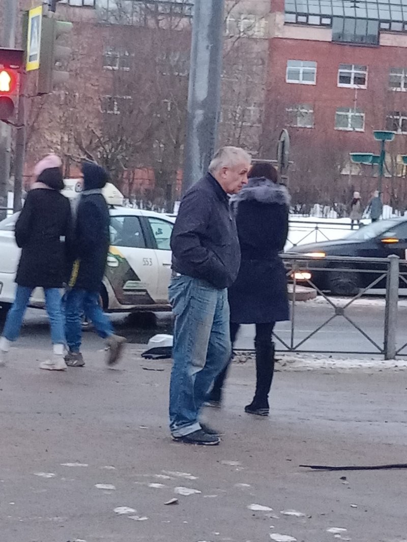 Авария дня. В Петербурге в результате ДТП машина вылетела на тротуар и покалечила девочку