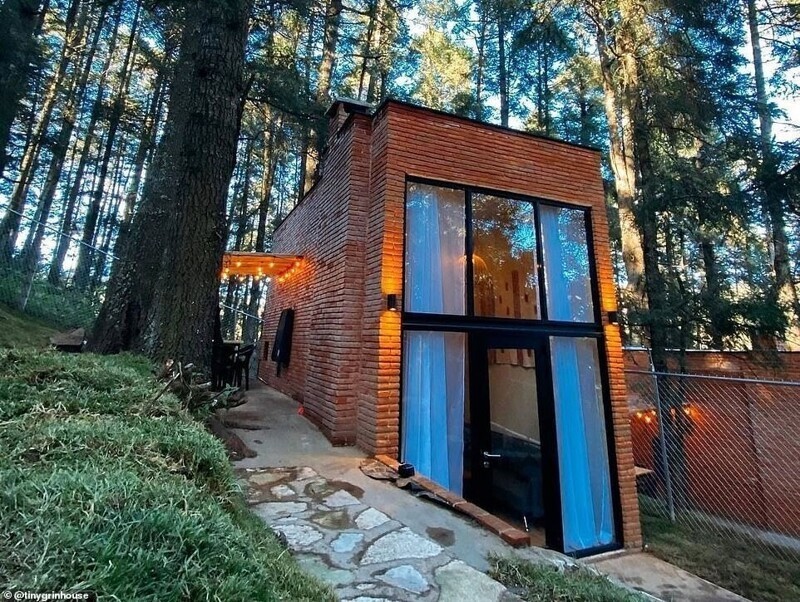 Современный дом в лесу в городе Минераль дель Чико, Мексика. Находится недалеко от горной деревни