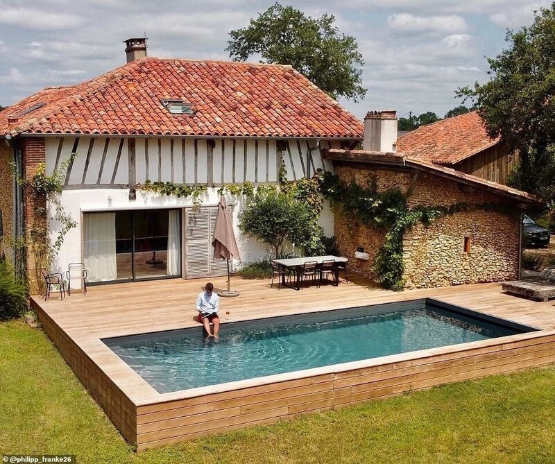 Домик с бассейном в коммуне Ле Виньо, Франция. Это традиционный фермерский дом 18 века с деревянным каркасом, окруженный вековыми дубами