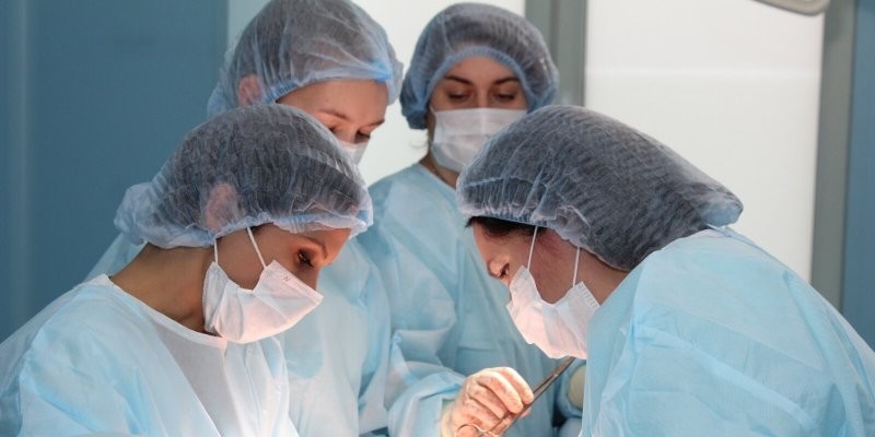 В перинатальном центре при больнице имени С.С. Юдина врачи удалили миому матки пациентке на 33 неделе беременности