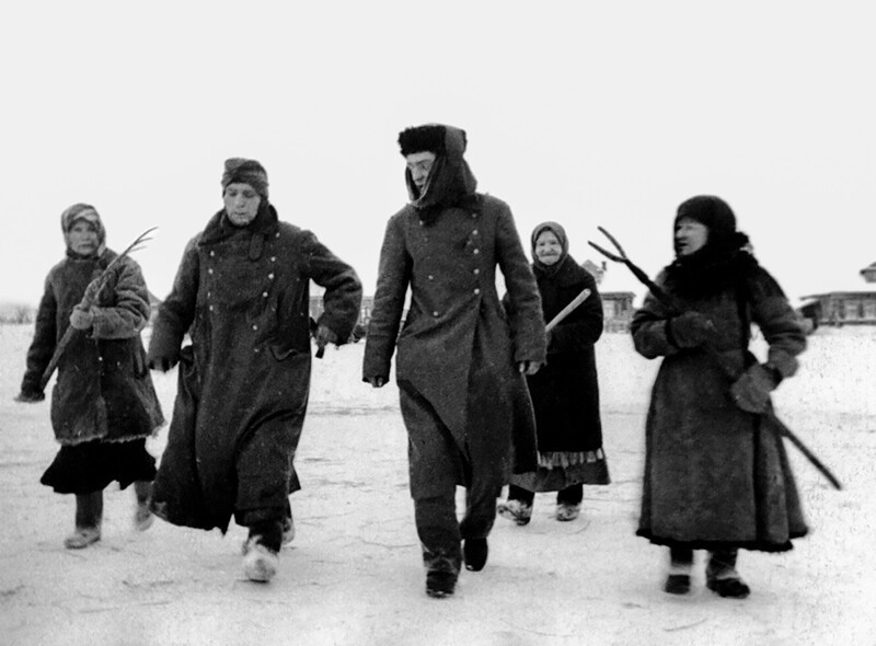 Женщины конвоируют пленных фашистов. Разгром немцев под Москвой. январь - март 1942. Виктор Темин