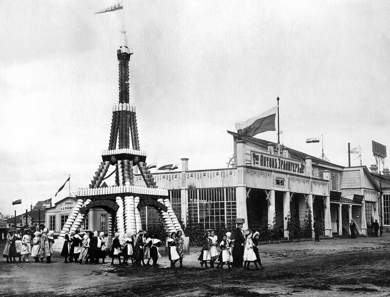 Эйфелева башня из ведер и тазов и бидонов, Россия 1911 год. Западно-Сибирская выставка в Омске
