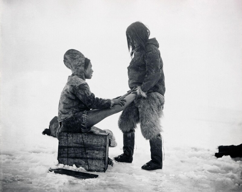 Инуит греет ноги своей жене в Гренландии, 1890-е годы