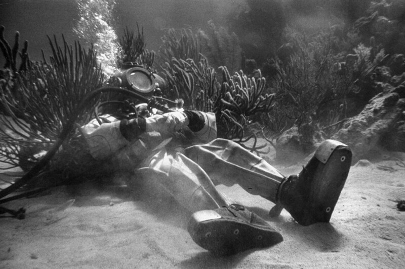 Водолаз отдыхает в перерыве съёмок фильма «Двадцать тысяч льё под водой», 1953 год, Лос–Анжелес