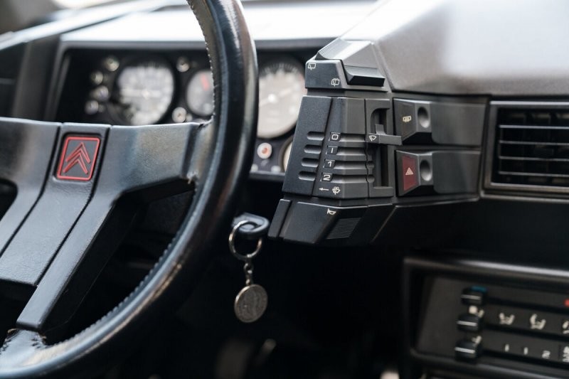 Дорожный автомобиль "Группы B": Почему Citroen выкупал спортивные BX 4TC у клиентов?