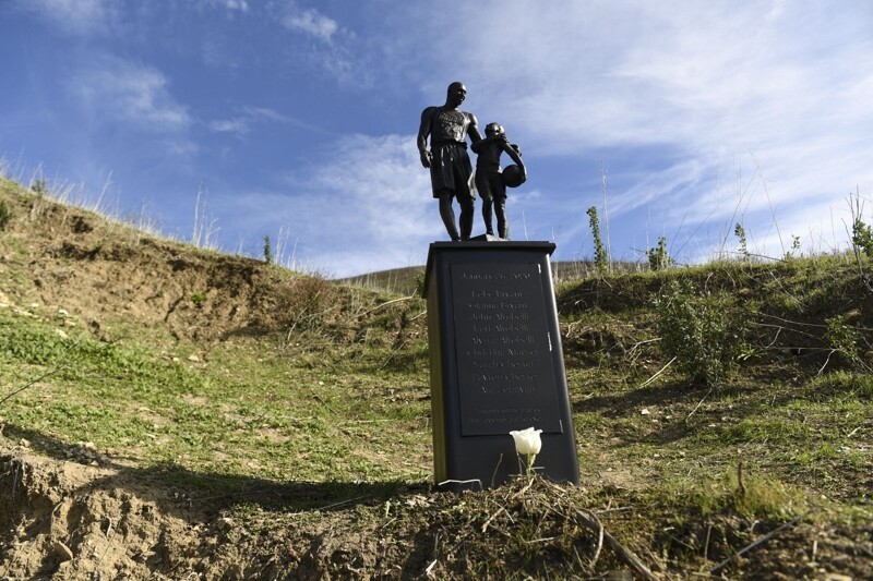 На месте гибели Коби Брайанта и его дочери установили памятник