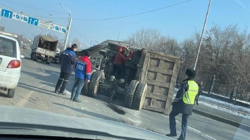 В Алматы грузовик на полном ходу потерял задний мост