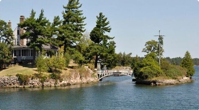 Самый короткий международный мост в мире. Он соединяет дом канадца с его двориком, который находится на территории штата Нью-Йорк