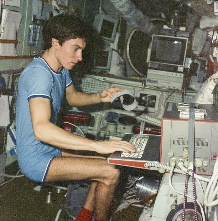Космонавт Евгений Крикалев в 1991 году проверл 10 месяцев на орбите - и вернулся в другую страну